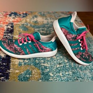 Adidas bounce sneakers